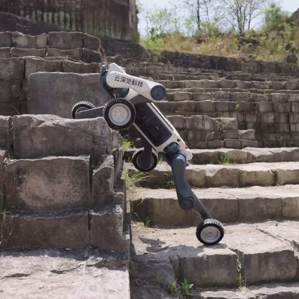 Invelogy DeepRobotics M20 Pro - prejde az 80cm vysoke prekazky