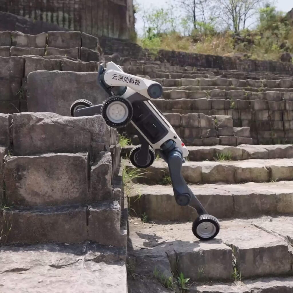 Invelogy DeepRobotics M20 Pro - prejde az 80cm vysoke prekazky